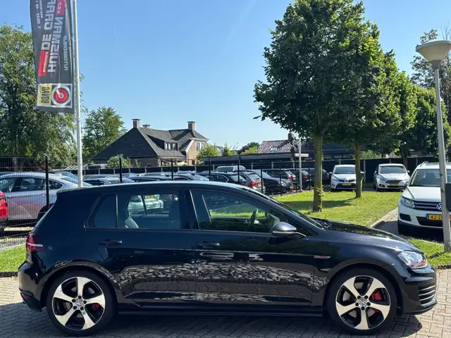 Volkswagen Golf view 3