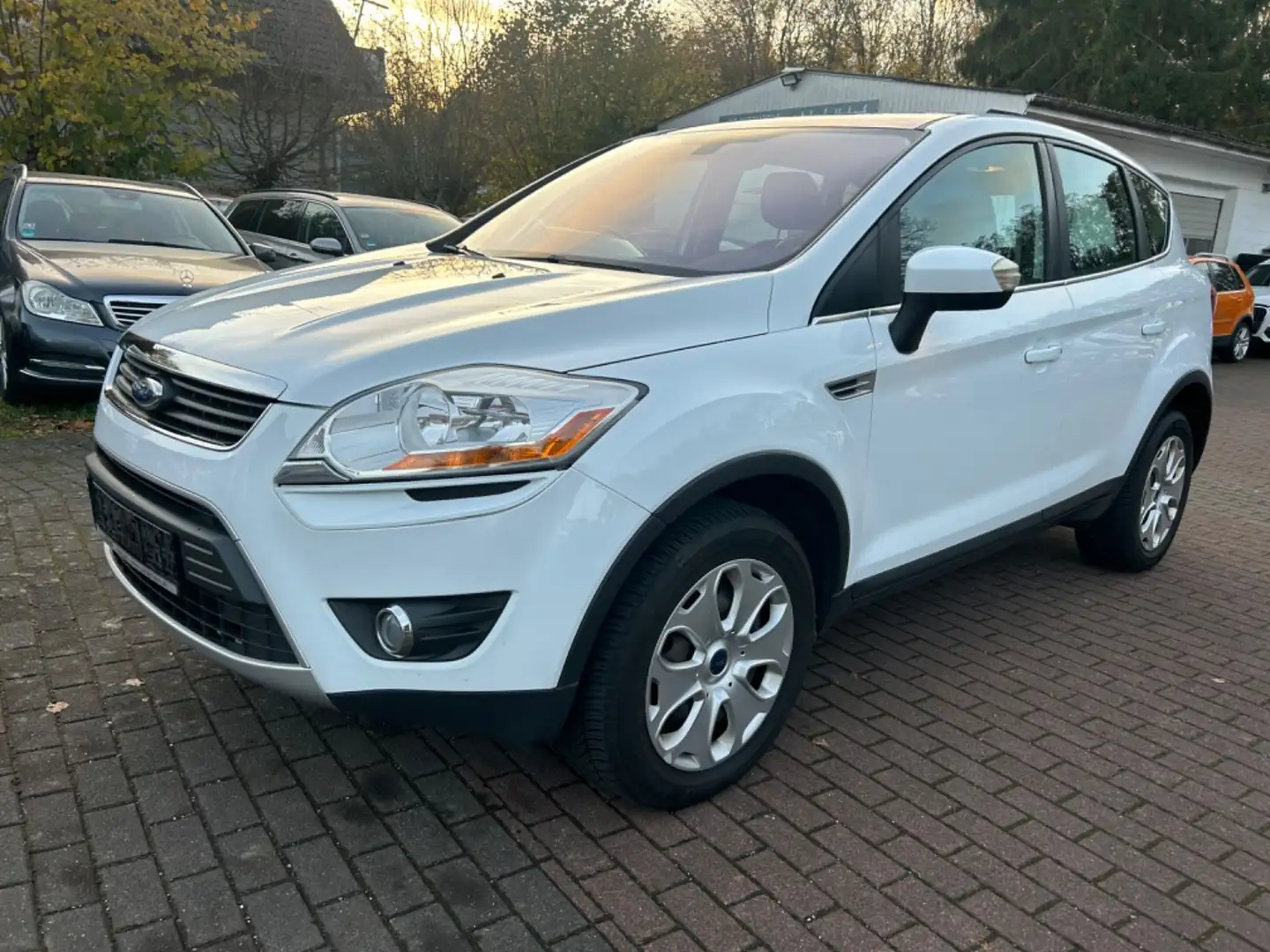 Ford Kuga 2.0 TDCI 4x4 *Pano*Keyless*Bhz. Front*Euro5 Weiß - 1