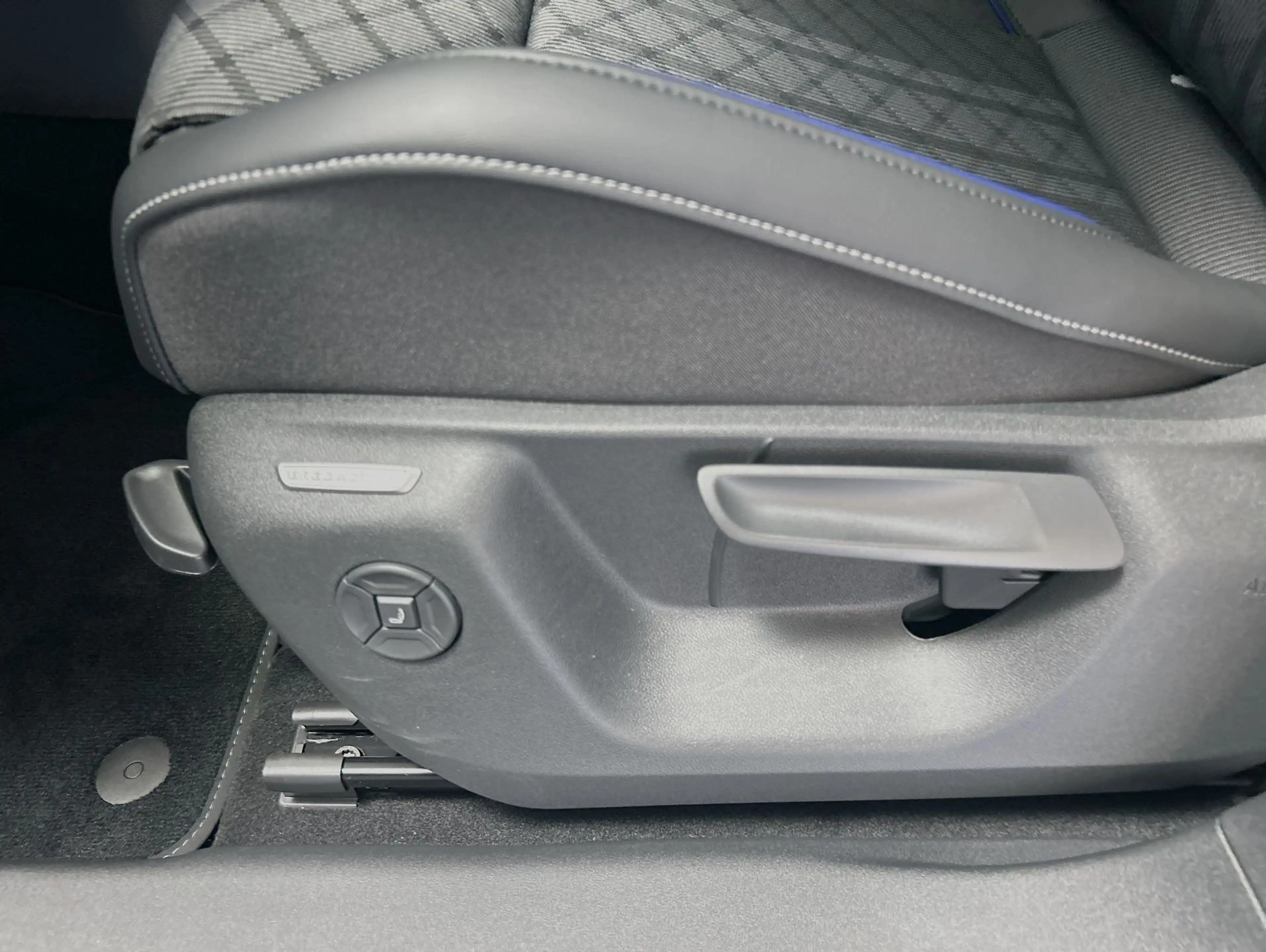 Volkswagen Tayron R-Line 1.5 l eTSI CarPlay Pano Black ACC — photo 12