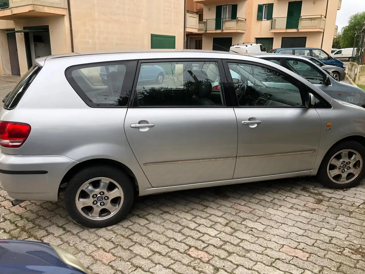 Toyota Avensis Verso Configura come autocarro, motore 2.0 diesel, foto 2