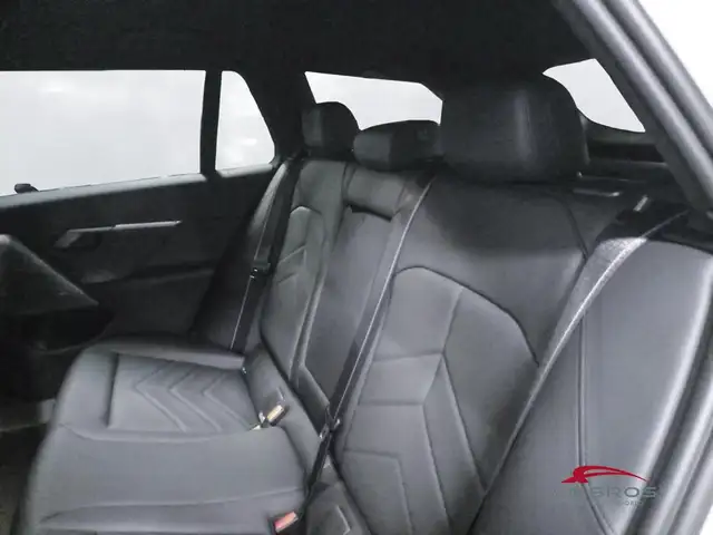 BMW 5 Series view 10