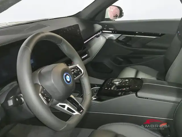BMW 5 Series view 9