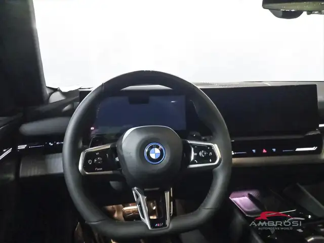 BMW 5 Series view 12