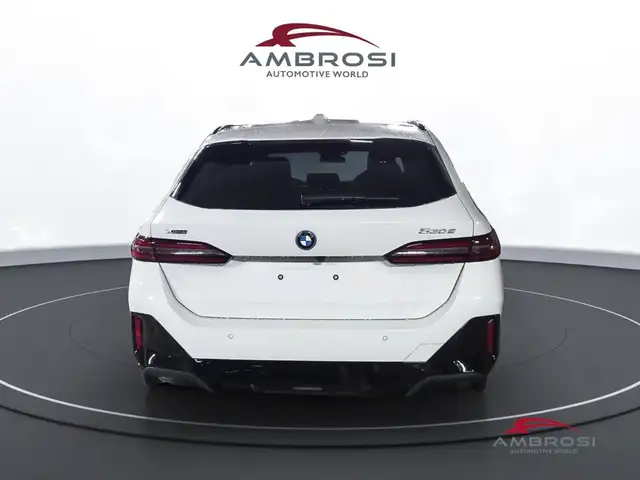 BMW 5 Series view 8