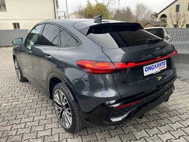 Audi Q5 view 6