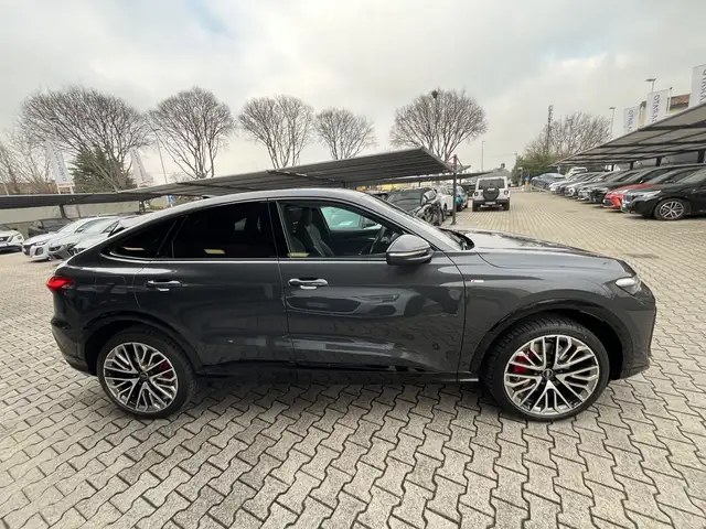 Audi Q5 view 3