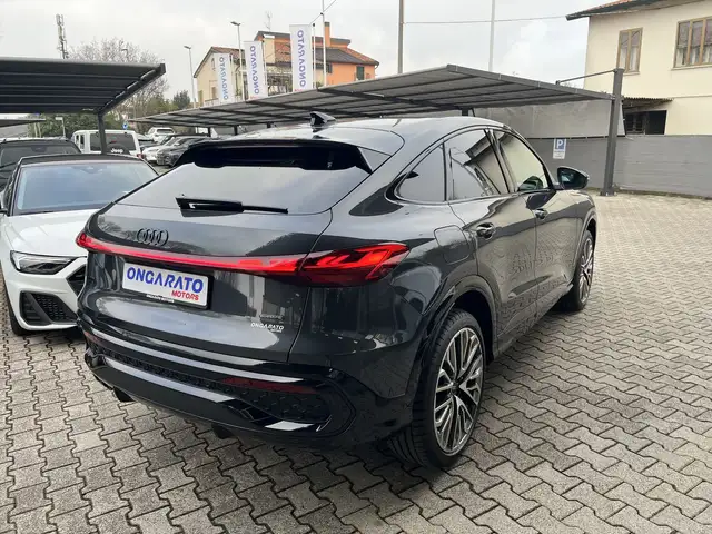 Audi Q5 view 4