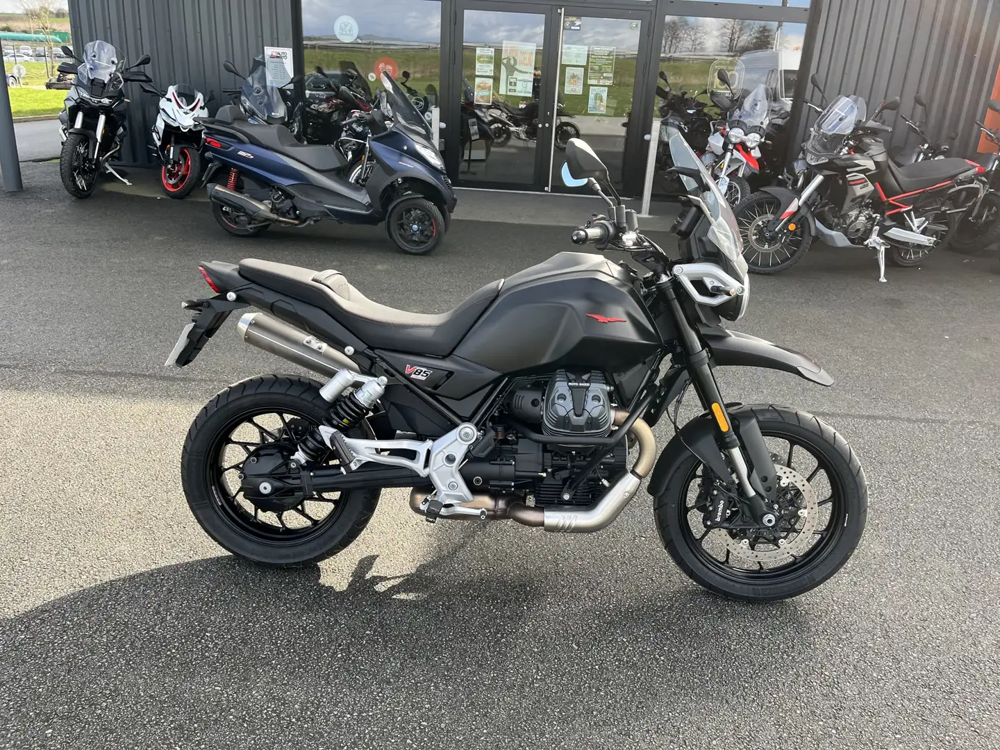 Moto Guzzi V 85 TT Black - 2