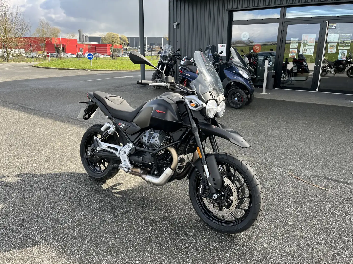 Moto Guzzi V 85 TT Black - 1