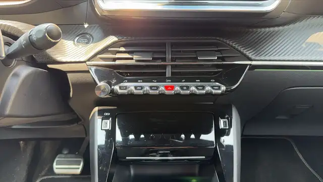 Peugeot 208 view 13