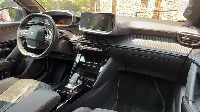 Peugeot 208 view 10