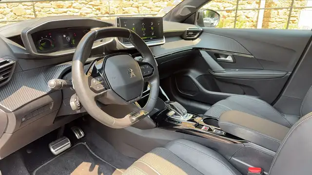 Peugeot 208 view 8
