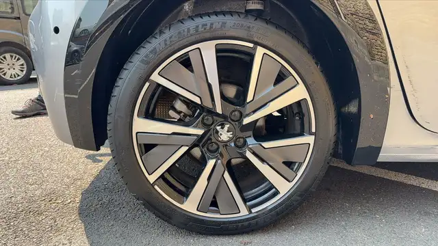 Peugeot 208 view 16