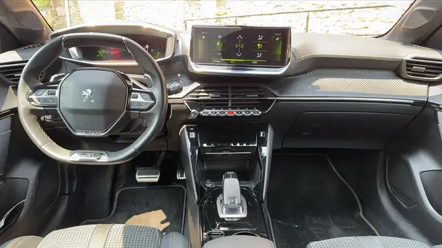 Peugeot 208 view 11