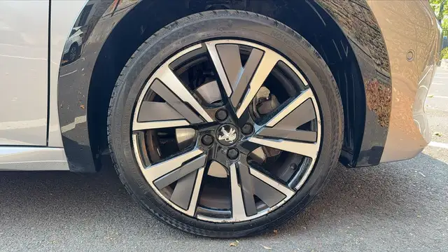 Peugeot 208 view 17