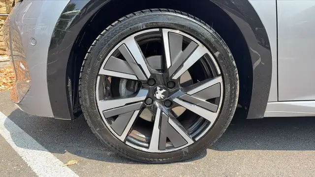 Peugeot 208 view 18
