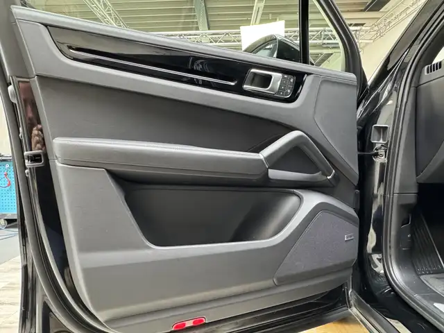 Porsche Cayenne view 17