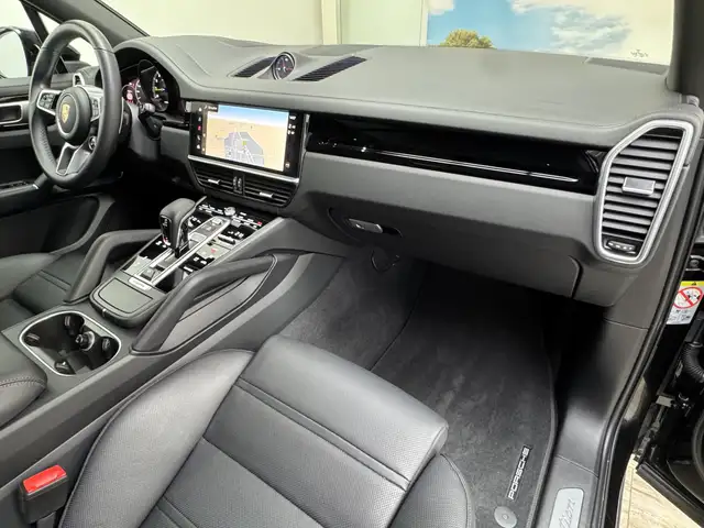 Porsche Cayenne view 29