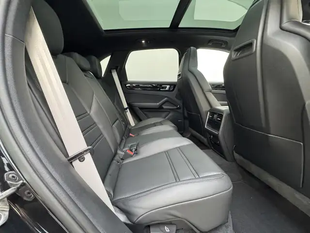 Porsche Cayenne view 27