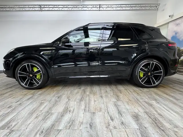 Porsche Cayenne view 3