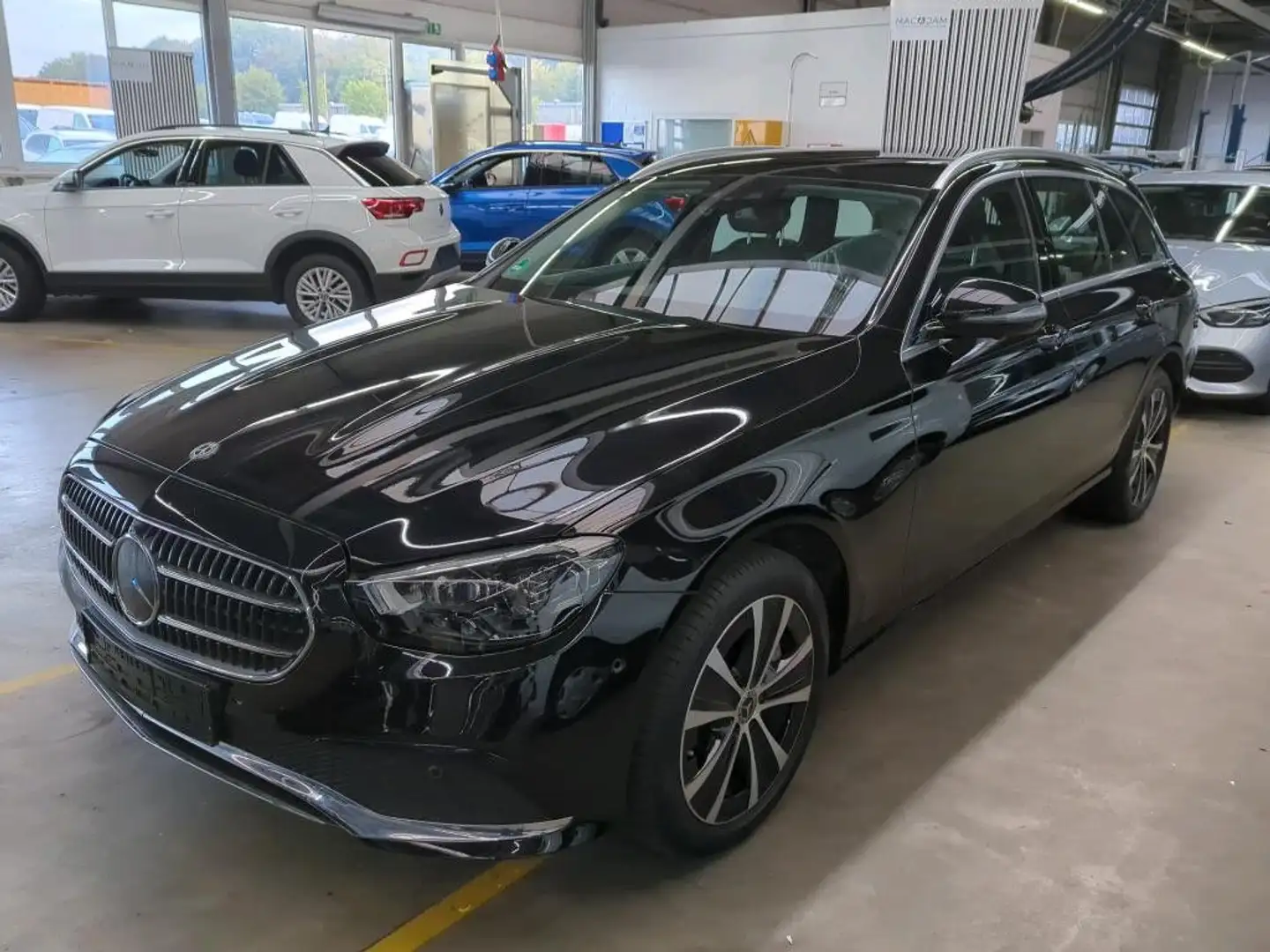Mercedes-Benz E 300 de ALLRAD AHK*Distro*Mubeam*Leder*Navi*360 Schwarz - 1