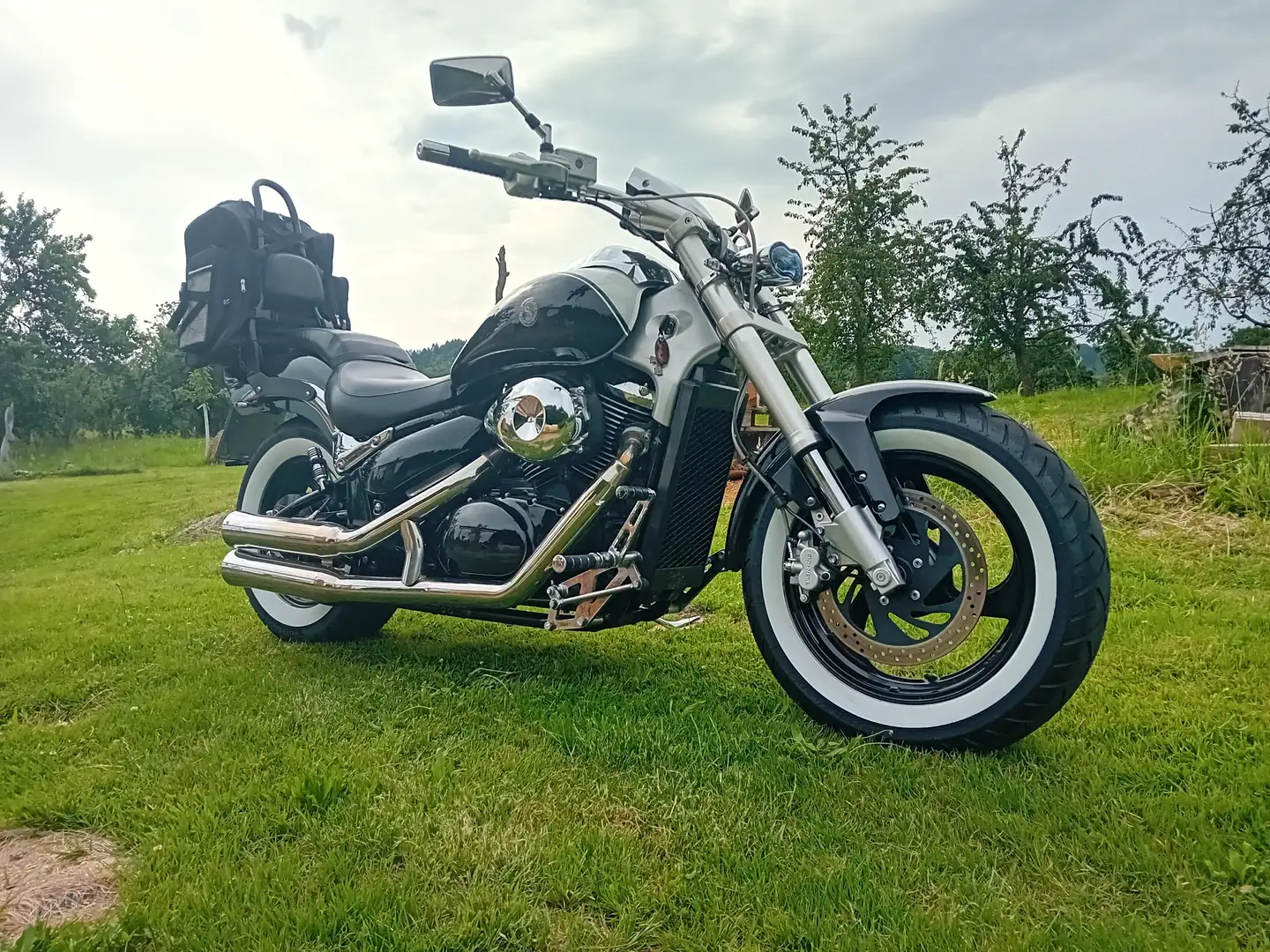 Suzuki Intruder M Schwarz - 1