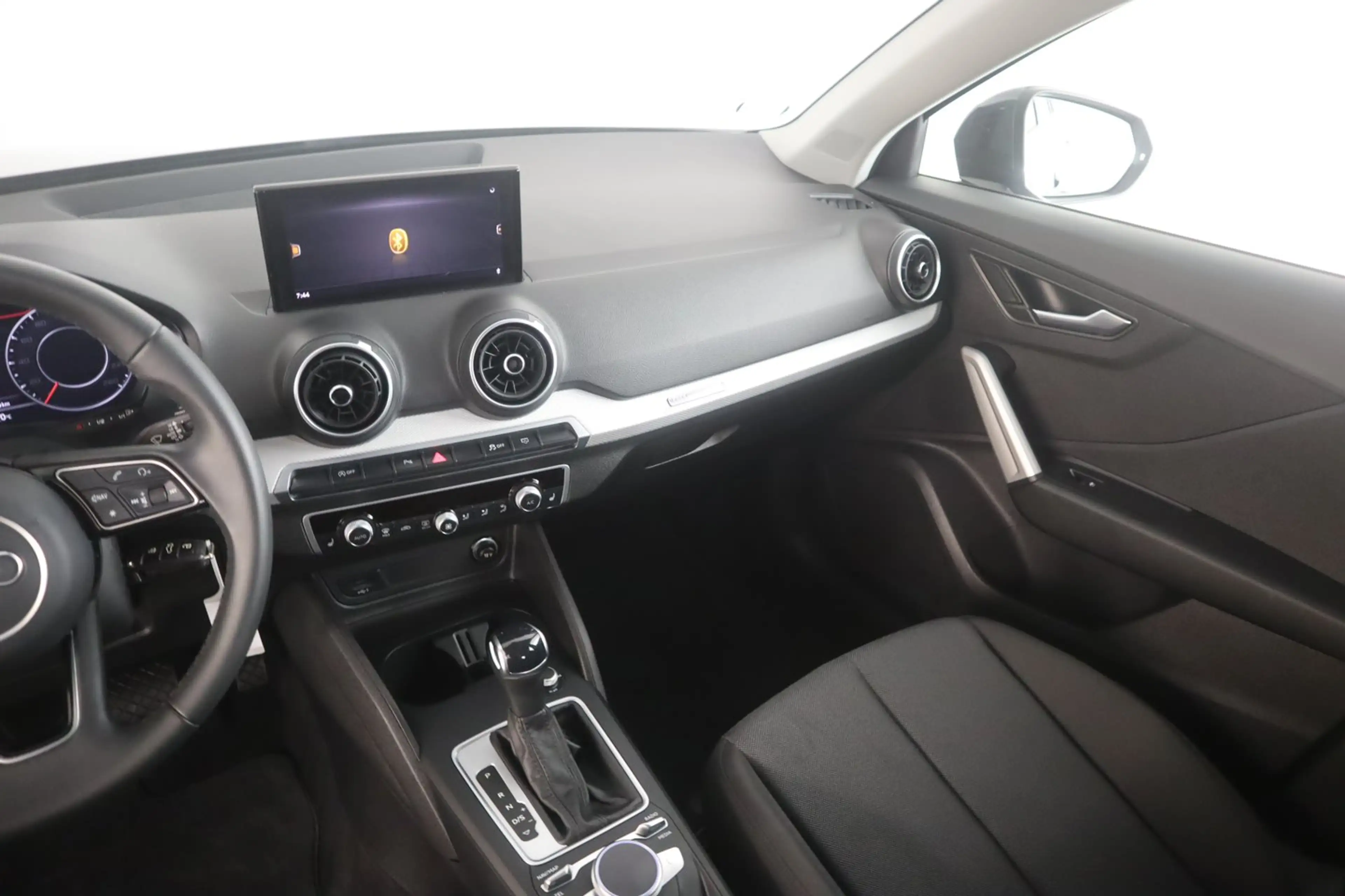 Audi Q2 35 TFSI intense — photo 11