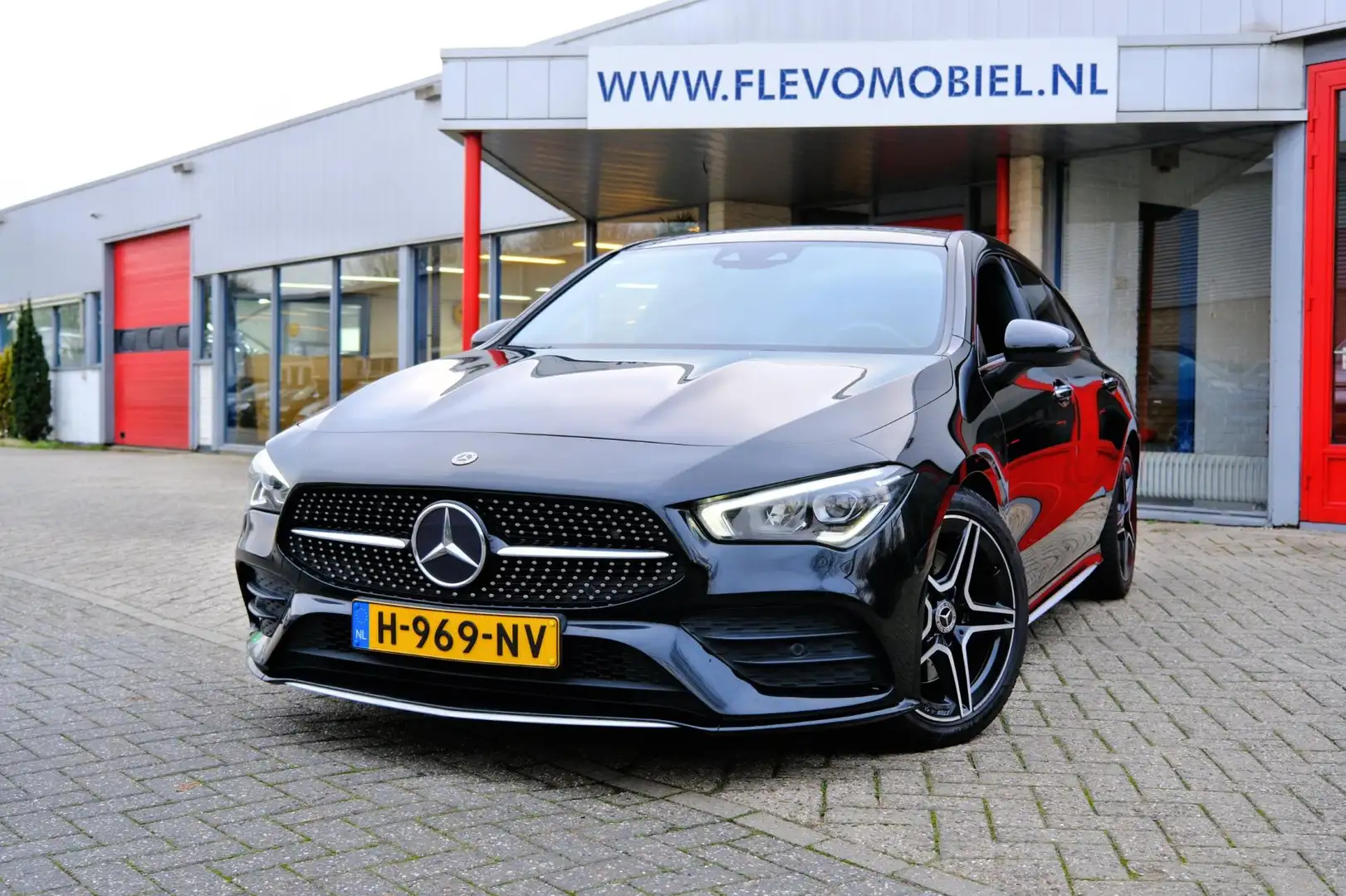Mercedes-Benz CLA 200 Shooting Brake AMG Aut. Pano|Sportstoelen|Navi|Cam Zwart - 1