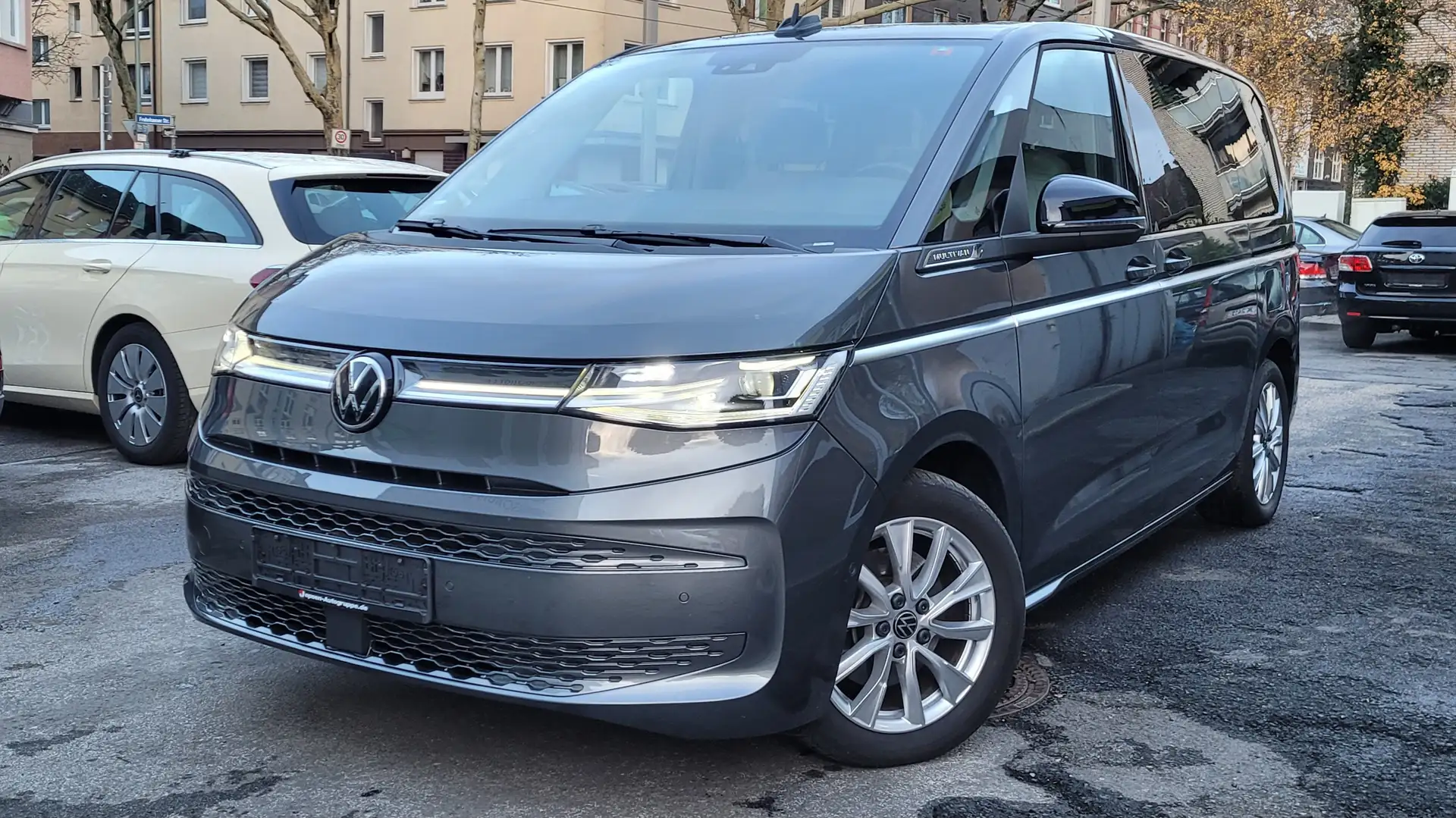 Volkswagen T7 Multivan Style 1.4 TSI eHybrid*7Sitze*Pano*Massage*Navi*18" Grau - 2