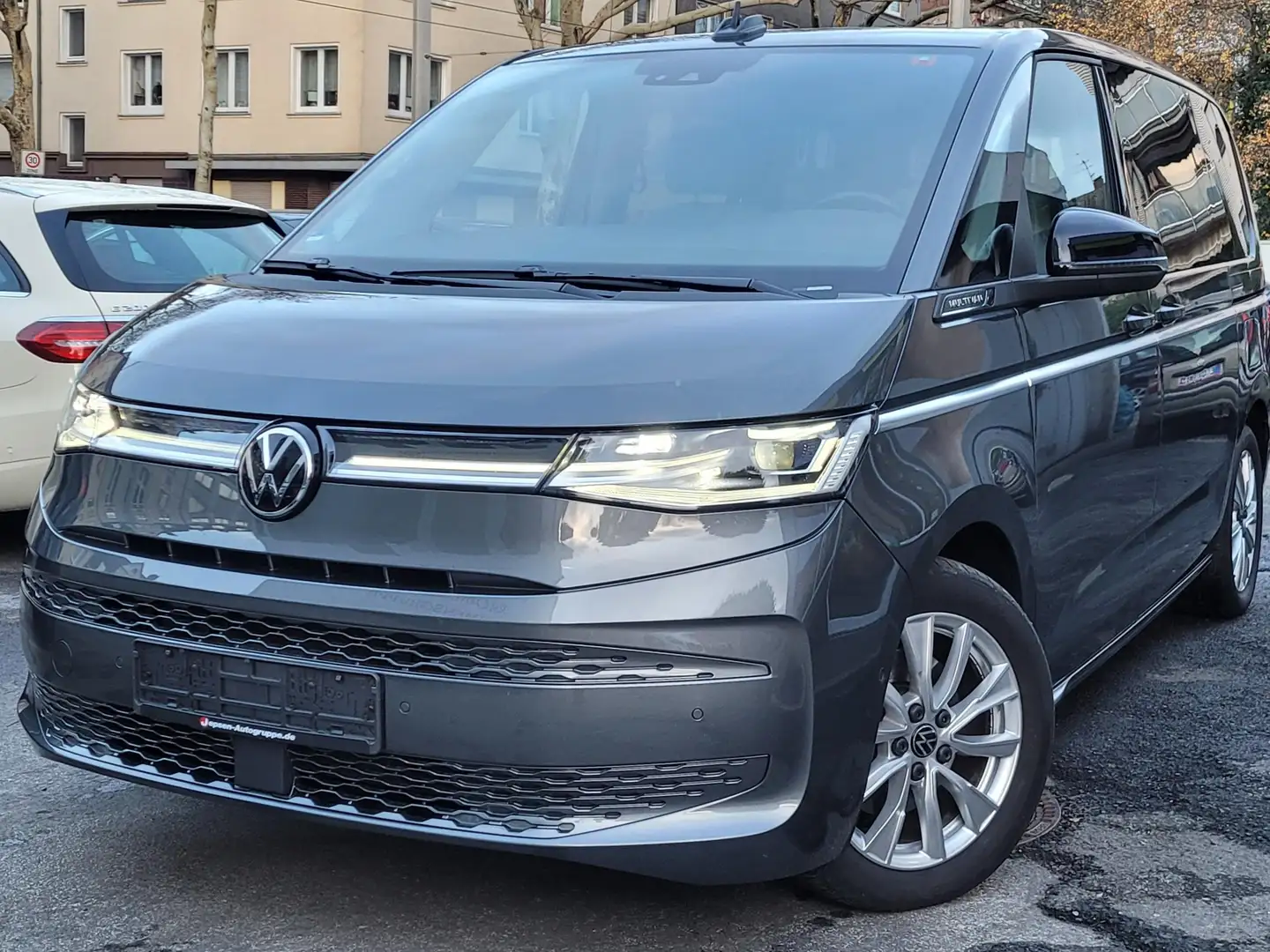 Volkswagen T7 Multivan Style 1.4 TSI eHybrid*7Sitze*Pano*Massage*Navi*18" Grau - 1