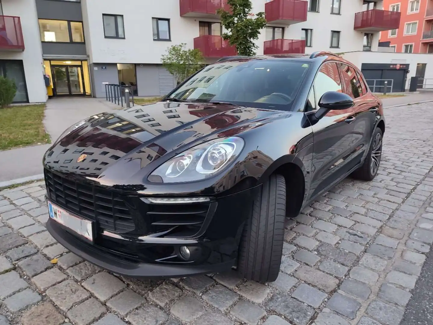 Porsche Macan 2.0 PANO UNFALLFREI PASM PDLS+ Schwarz - 1