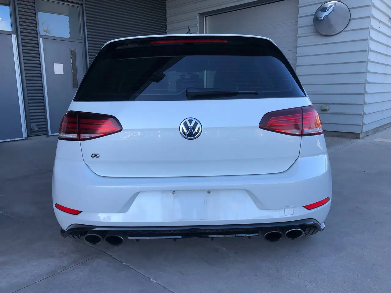 Volkswagen Golf R снимка Volkswagen Golf R