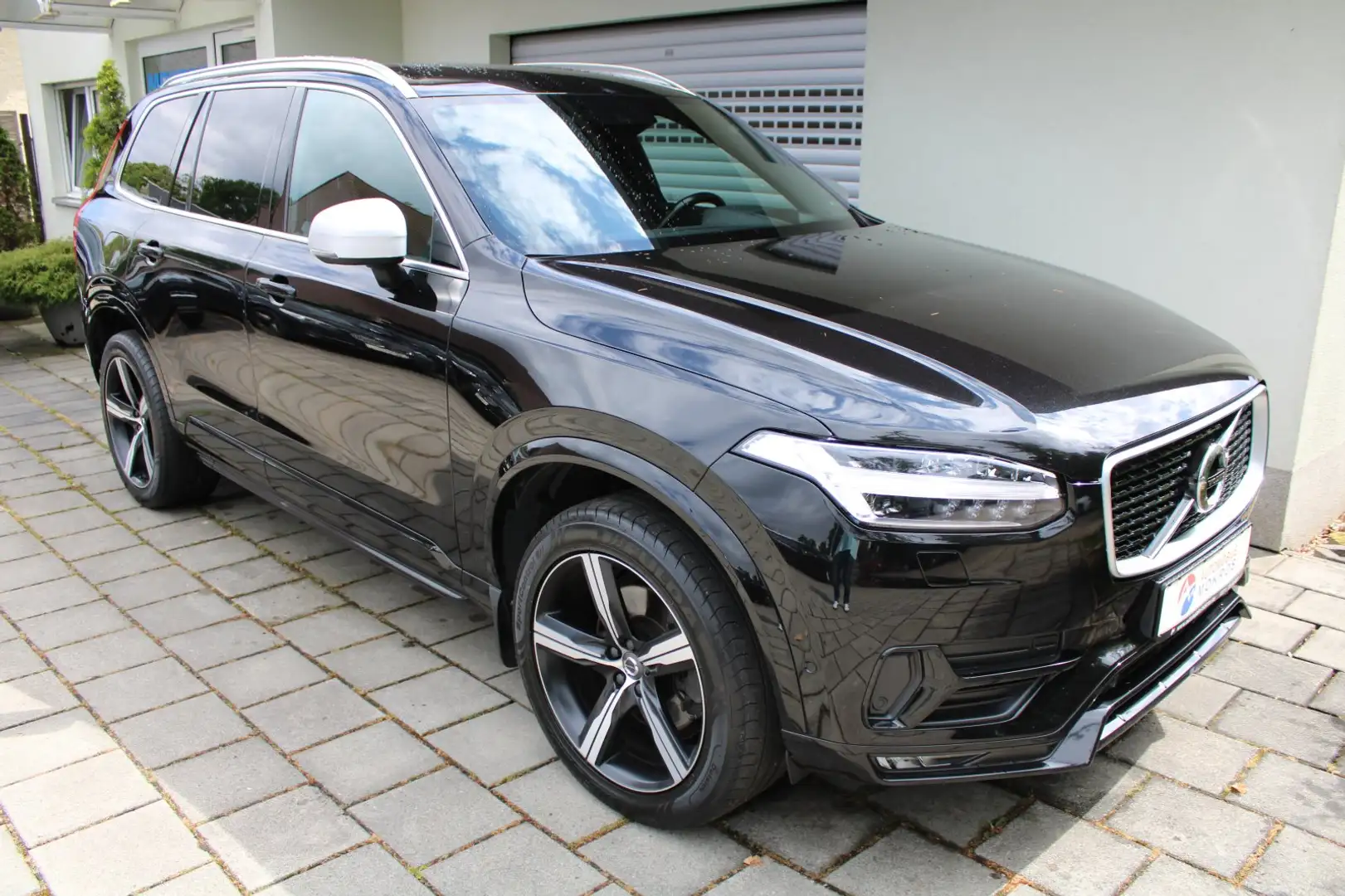 Volvo XC90 D5 AWD Geartronic R-Design Four-C LED Navi Leder H Schwarz - 1