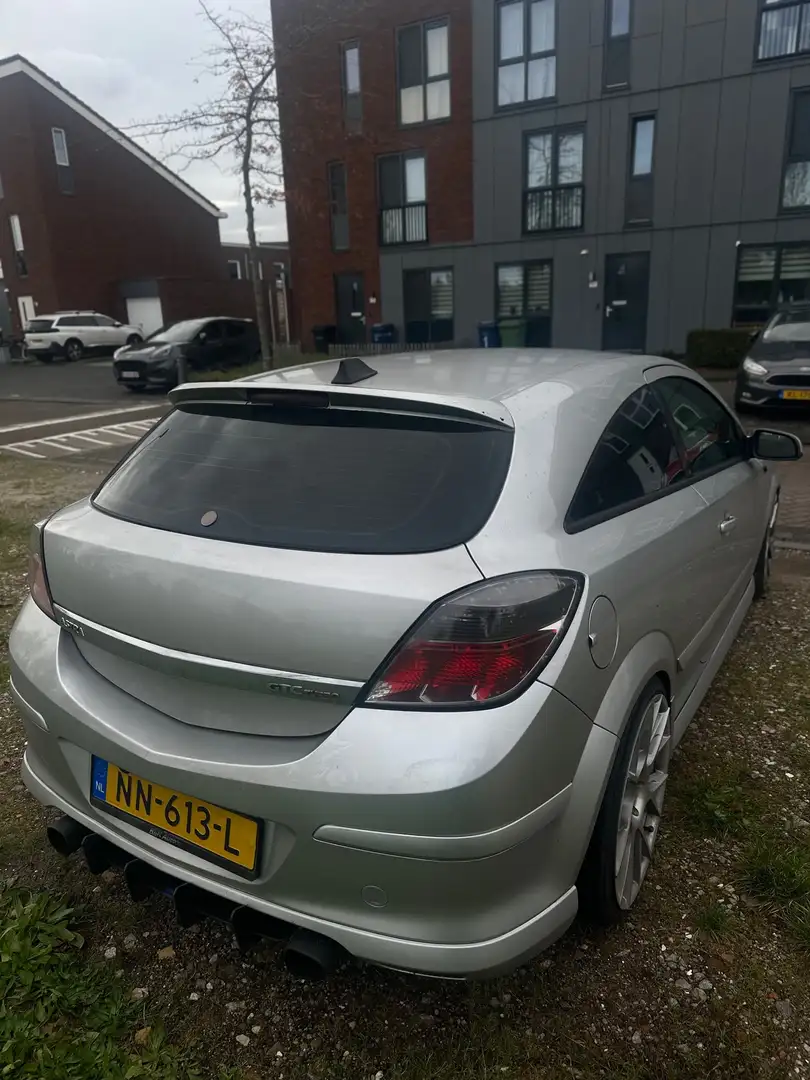 Opel Astra 2.0 T GTC 200PK Gris - 2