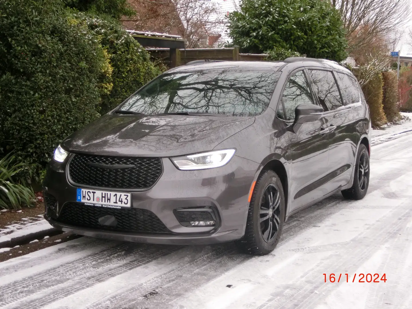 Chrysler Pacifica Touring Plus Grey - 1