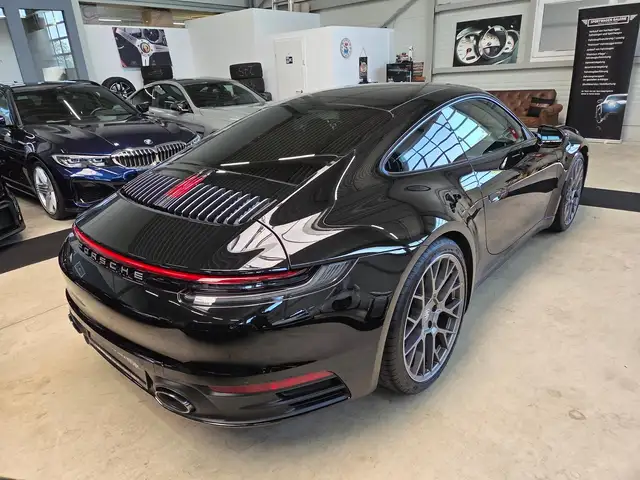 Porsche 911 view 11