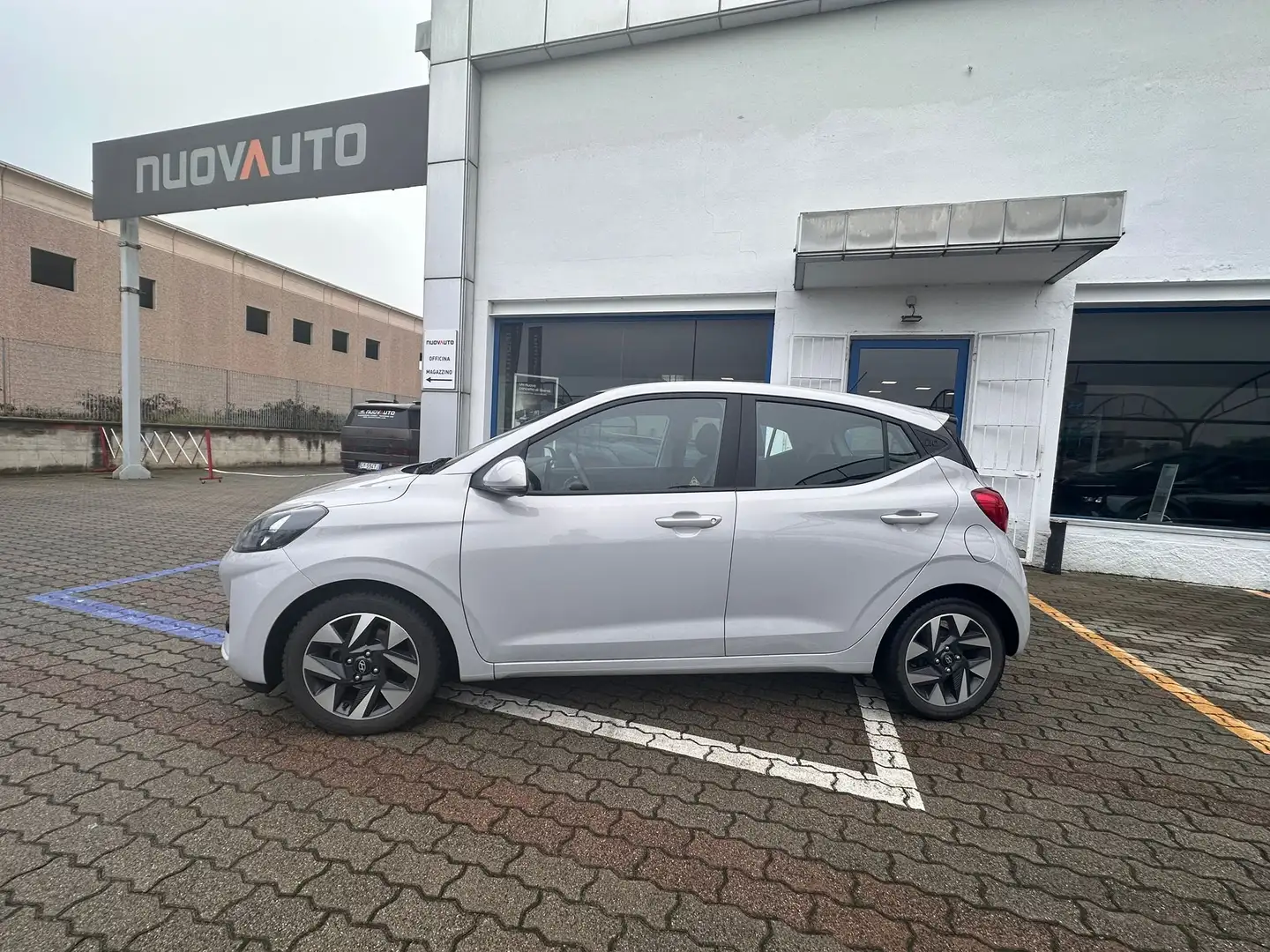 Hyundai i10 1.0 Connectline 67cv Gar. Hyundai 10/2028 Gris - 2