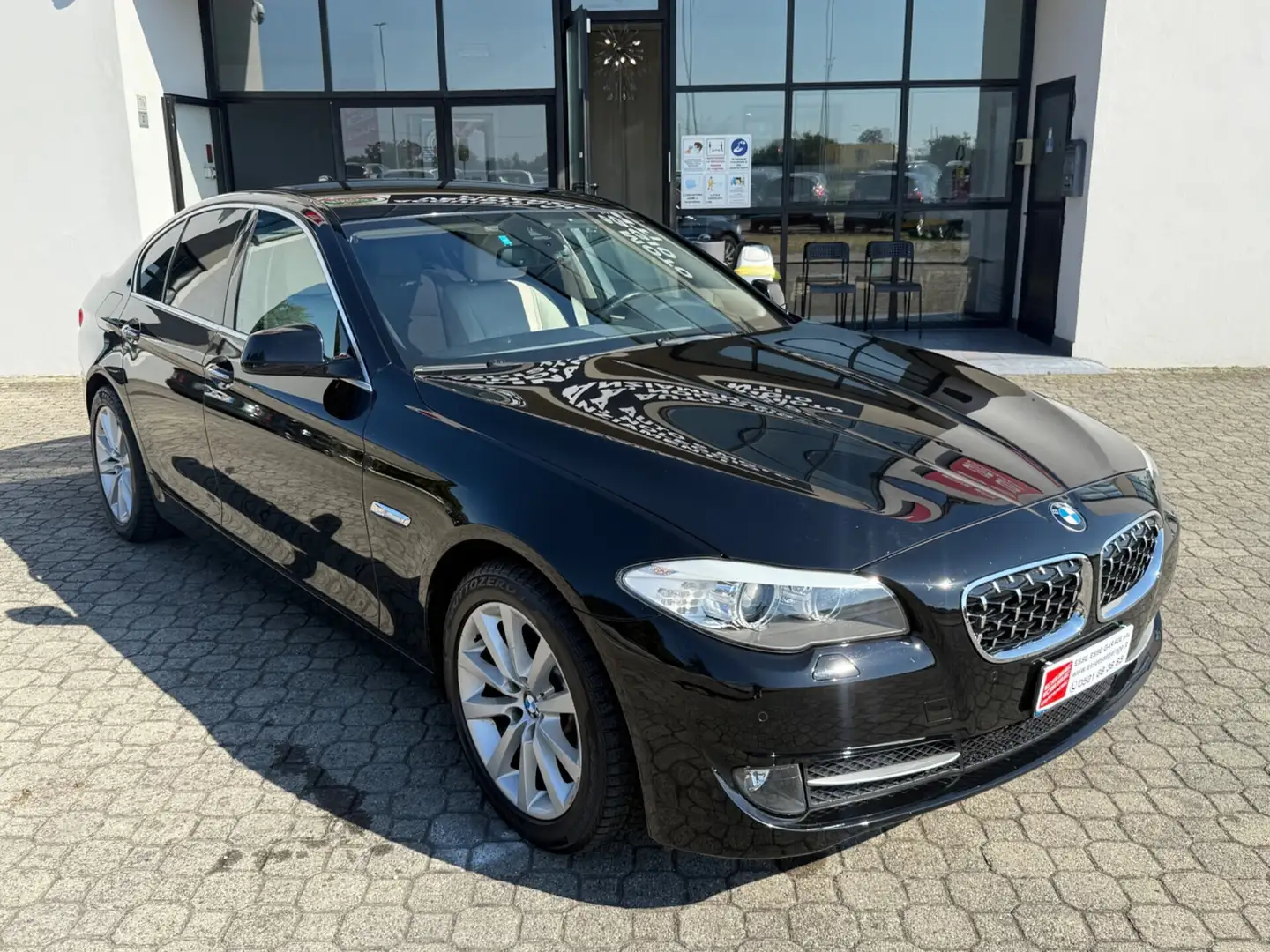 BMW 520 520d Luxury Zwart - 2