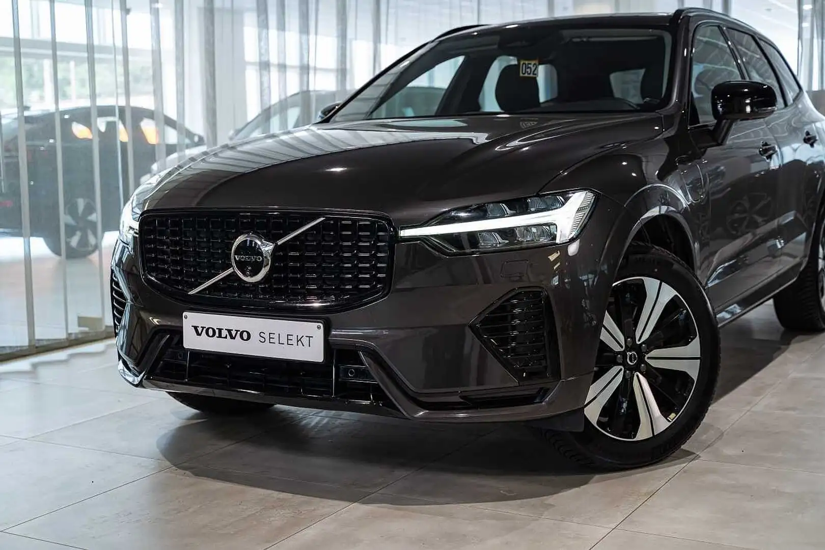 Volvo XC60 Plus, T6 AWD Plug-in hybrid Gris - 2