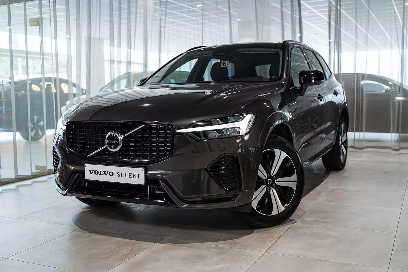 Volvo XC60 Plus, T6 AWD Plug-in hybrid Gris - 1