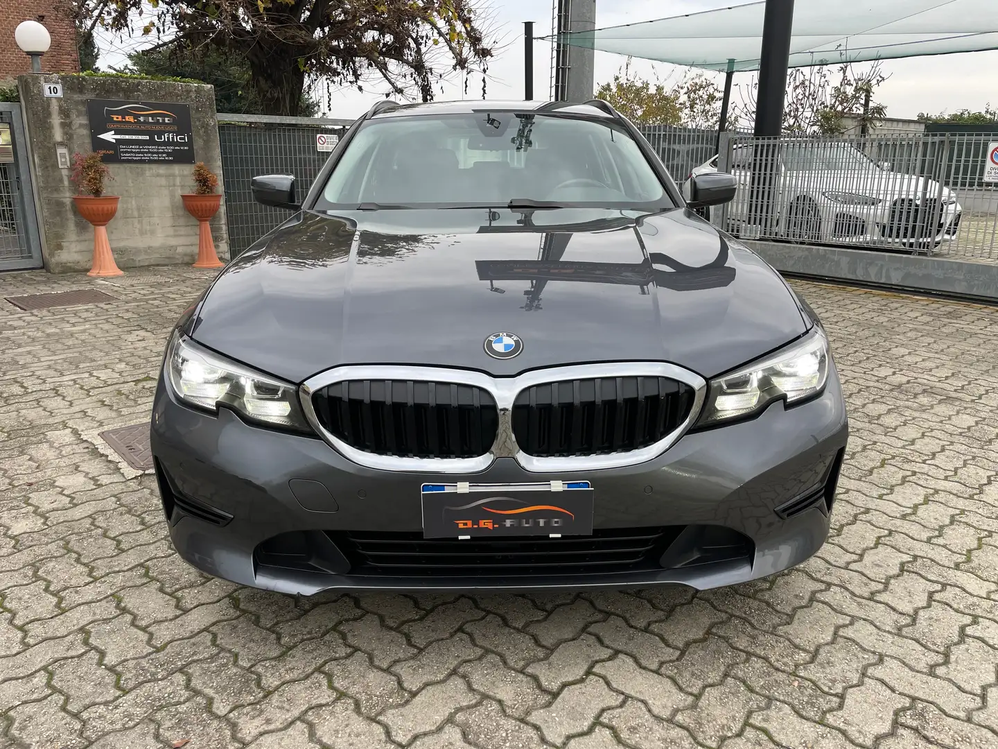 BMW 318 318d Touring Business Advantage aut. Grigio - 2