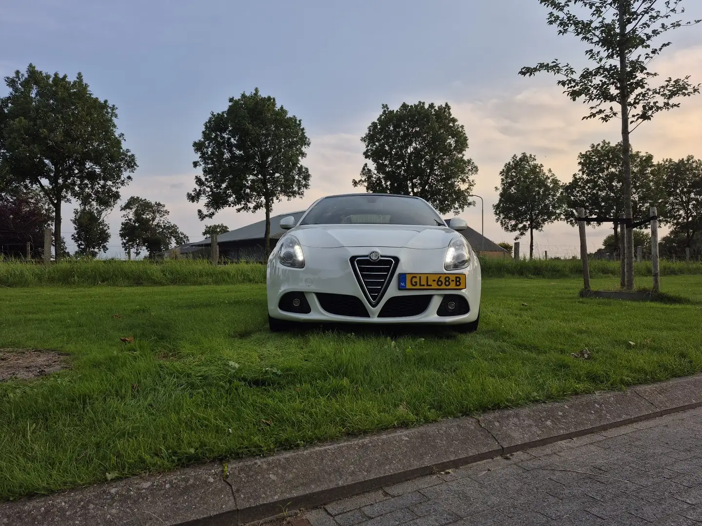 Alfa Romeo Giulietta 1.4 T Distinctive !Met nieuwe APK! Wit - 2
