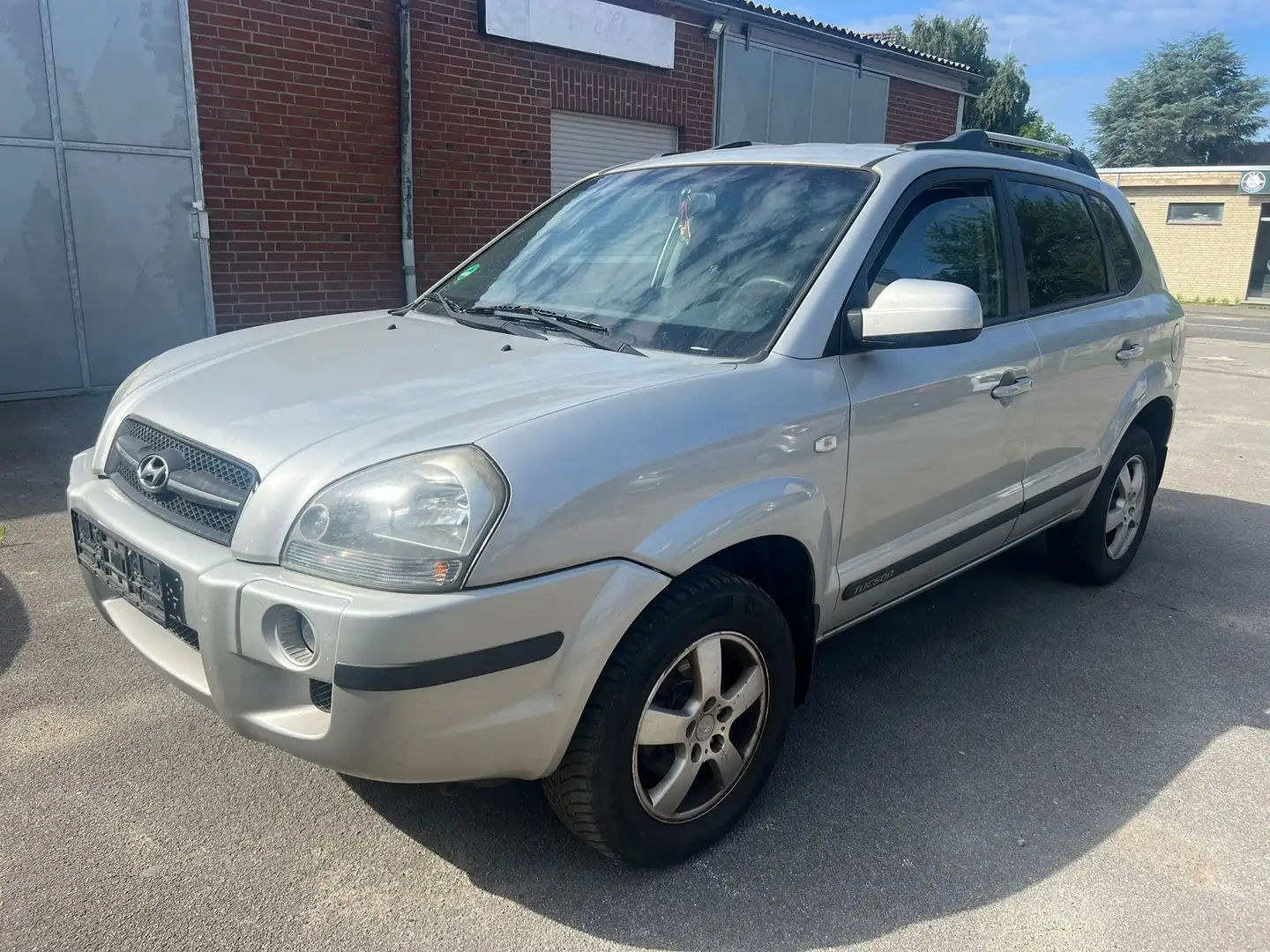 Hyundai TUCSON 2.0 GLS (2WD) mit Gasanlage | Motor raucht weiss Gris - 1
