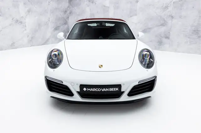 Porsche 911 view 8