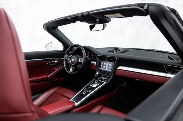 Porsche 911 view 25