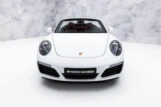 Porsche 911 view 7
