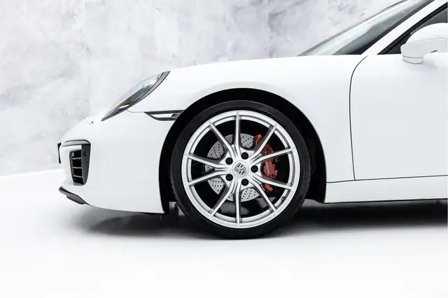 Porsche 911 view 14