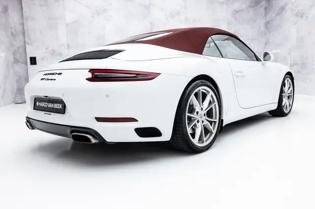 Porsche 911 view 4