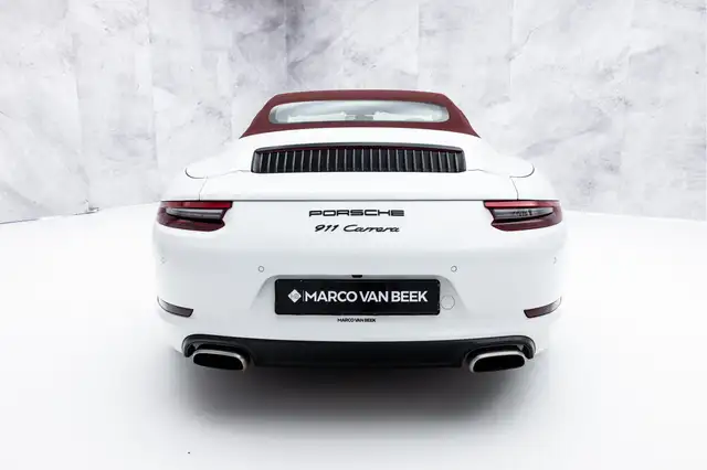 Porsche 911 view 16