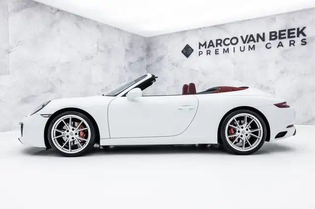 Porsche 911 view 11